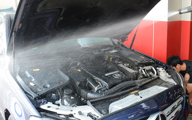 Có nên xịt rửa động cơ xe ô tô?