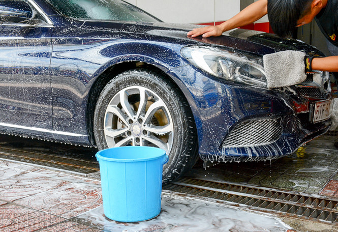 Rửa xe bằng xà bông là cách lựa chọn của nhiều người khi rửa xe tại nhà