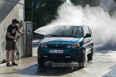 Rửa xe bằng thiết bị phun rửa áp lực lớn
