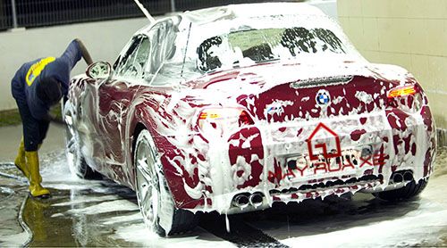 Rửa xe ô tô đúng cách là không rửa bằng xà phòng