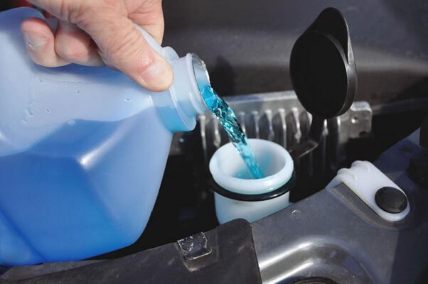 Châm nước rửa kính cho xe ô tô
