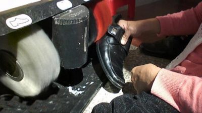 Điều chỉnh vị trí giày để chổi quét làm sạch giày