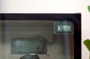 Trên tủ được gắn đồng hồ hiển thị độ ẩm giúp người dùng dễ dàng quan sát