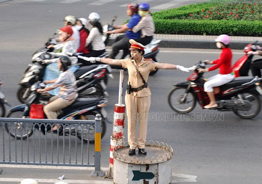 Cần tuân thủ hiệu lệnh của cảnh sát giao thông