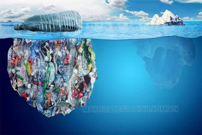 Rác thải nhựa bị đổ trực tiếp ra biển