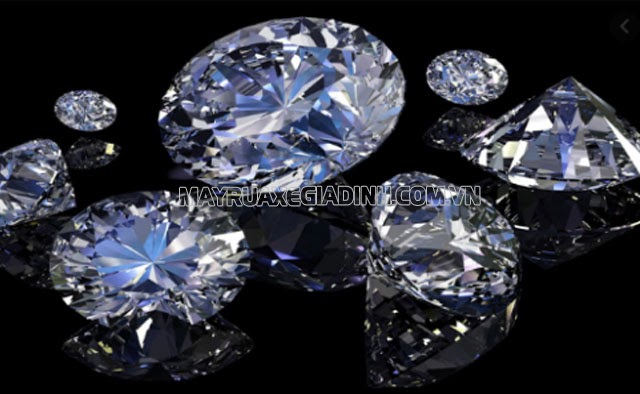 Kim cương tiếng Anh là gì? Diamond - một loại khoáng chất sở hữu vẻ đẹp lung linh cùng những tính chất vật lý hoàn hảo.