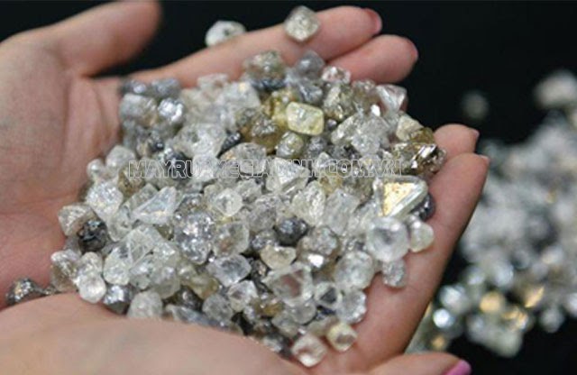 Độ lấp lánh của viên kim cương thường được miêu tả là “adamantine”, đặc trưng của những ánh sáng có tác động lên viên kim cương đó.