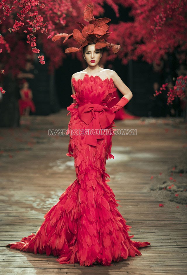 Hoa hậu Kỳ Duyên - gương mặt mới trong làng thời trang Việt đảm nhận vị trí Vedette.
