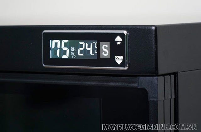 Thiết kế đồng hồ hiển thị cùng các nút bấm điều chỉnh nằm phía ngoài tủ giúp người dùng dễ dàng thao tác hơn.