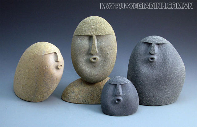 Meme cute về những hòn đá với khuôn mặt phụng phịu.