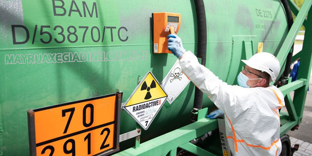 DU có tính phóng xạ yếu nhưng lại cực độc, bắt giữ được phóng xạ từ các nguồn phóng xạ mạnh.