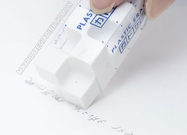 Mẹo tẩy keo 502 dính trên nhựa bằng tẩy bút chì.