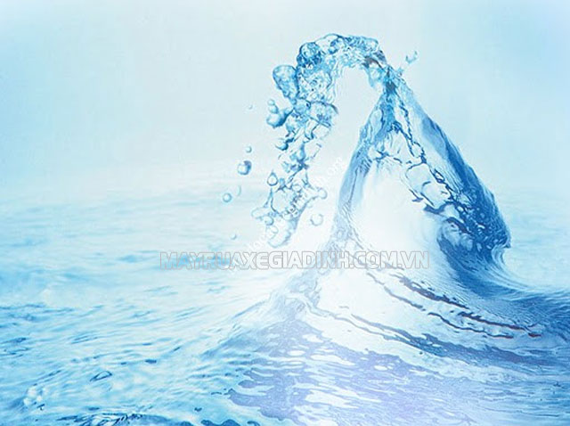 Nước cất là chất tinh khiết có thể tạo ra bằng cách chưng cất.