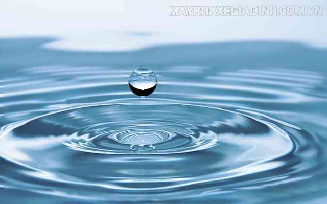 Nước là một ví dụ hỗn hợp đồng nhất.