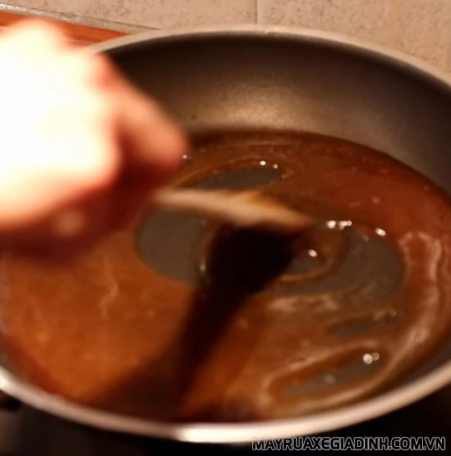 Đun hỗn hợp nước đường chuyển sang màu caramel.