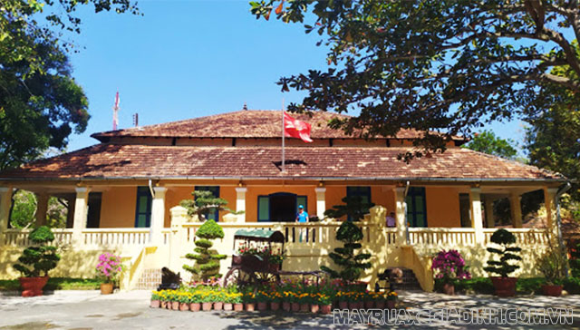 Dinh Chú Bảo là nơi lưu giữ lịch sử Côn Đảo nên du khách có thể tham quan nếu muốn tìm hiểu lịch sử dân tộc.