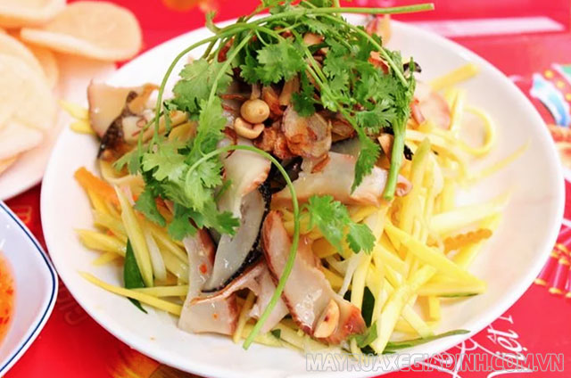 Gỏi ốc giác chua chua, ngọt ngọt và giòn sần sật - đặc sản Phú Quý (Bình Thuận).