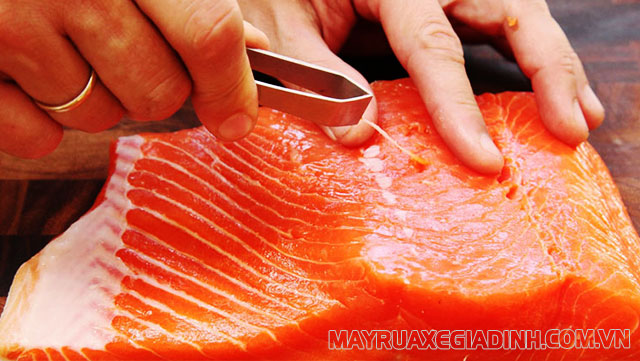 Nhặt thật kỹ xương trước khi ăn là cách phòng người hóc xương cá tốt nhất.