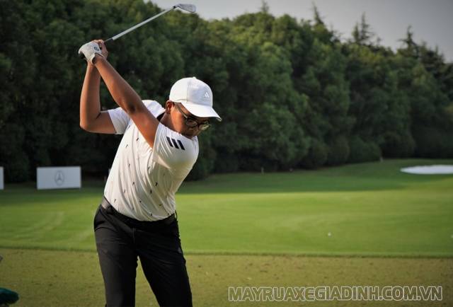 Điều chỉnh tư thế cơ thể phù hợp với từng loại gậy golfer sử dụng.